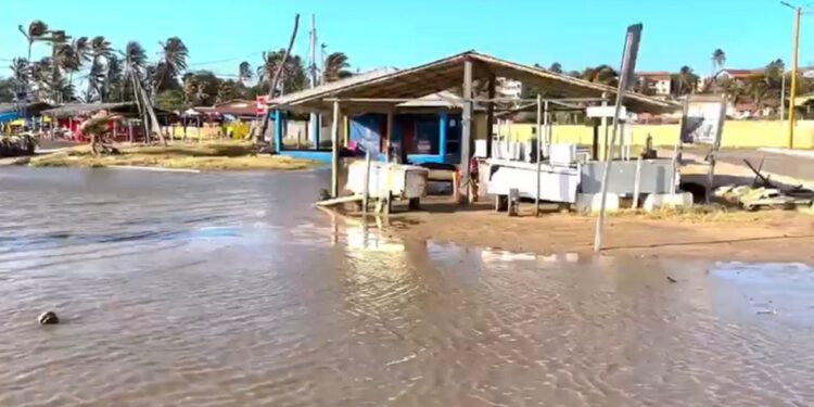 Prainha de Canto Verde, em Beberibe, sofre com o avanço do mar