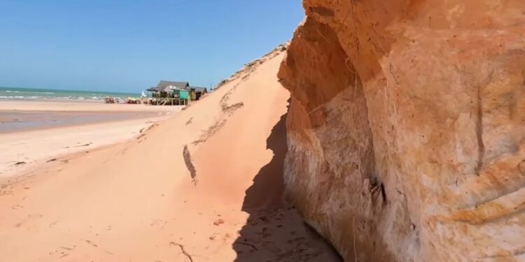 Aracati: Falésias de Canoa Quebrada sofrem impactos com o avanço mar