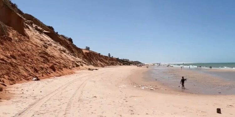 Canoa Quebrada pode desaparecer? Estudiosos explicam como a erosão está destruindo as falésias
