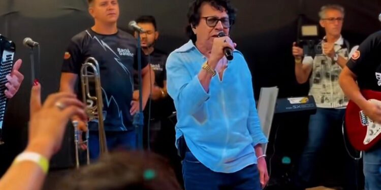 Bartô Galeno movimenta a noite brega em Canoa Quebrada