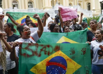 Moradores do Alemão e da Penha protestam contra mortes em operação