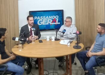 Prefeito de Icapuí, Kleiton Pereira, vice-prefeito, Bruno Paz, e deputado estadual, Guilherme Bismarck, discutem sobre desafios do munícipio de Icapuí em entrevista à Sinal
