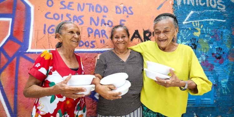 PESQUISA: 97,2% dos beneficiários das cozinhas Ceará Sem Fome se declaram satisfeitos com as refeições