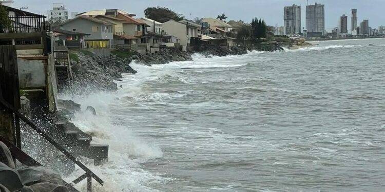 Com avanço do mar, cidades de Santa Catarina decretam situação de emergência