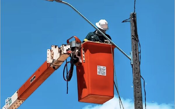 Prefeitura de Aracati realiza manutenção elétrica na praia da Quixaba