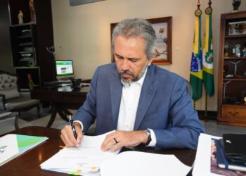 Governador Elmano de Freitas homologa concurso público da Seas para analistas socioeducativos