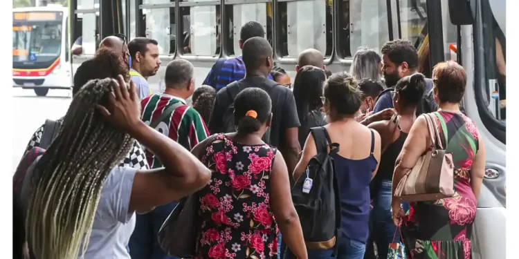 Número dos que procuram emprego há mais de 2 anos cai 17,8%, diz IBGE