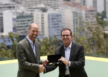 Príncipe William visita Pão de Açúcar e recebe chave da cidade do Rio
