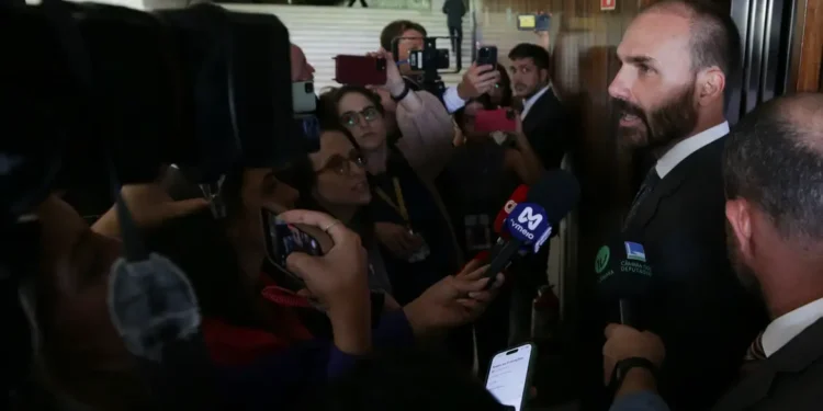 Por unanimidade, STF torna Eduardo Bolsonaro réu por atuação nos EUA