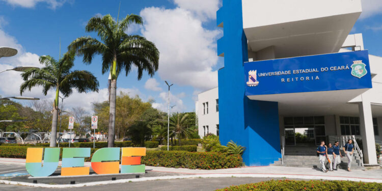 Uece realiza a 2ª Fase Vestibular de 2026.1 nesta segunda-feira (1)