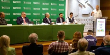 Ministro assina contrato para compra de vacina da dengue do Butantan