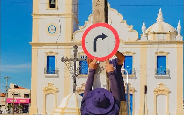 Prefeitura do Aracati realiza manutenção completa da sinalização vertical no Centro da cidade