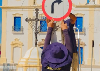 Prefeitura do Aracati realiza manutenção completa da sinalização vertical no Centro da cidade