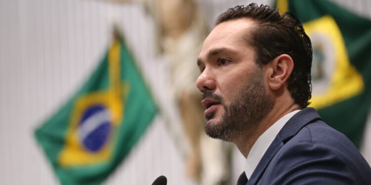 Deputado Guilherme Bismarck volta a denunciar mau serviço prestado por empresa de ônibus