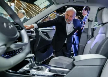 No Ceará, Lula participa da cerimônia que marca início da produção de veículos elétricos da GM no Brasil