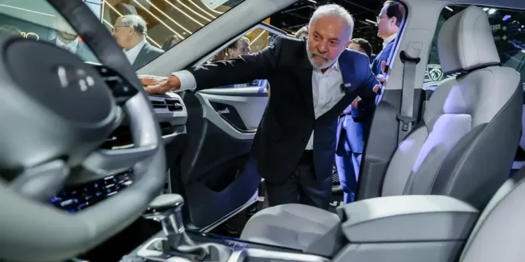 No Ceará, Lula participa da cerimônia que marca início da produção de veículos elétricos da GM no Brasil