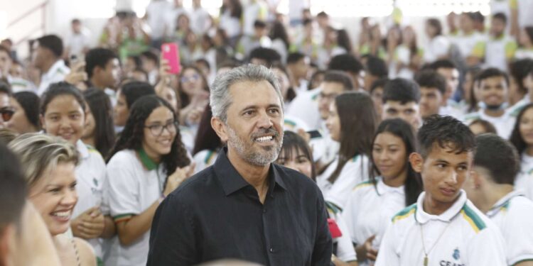 Em Beberibe, Elmano entrega mais de 700 tablets e autoriza obra de restauração da CE-352