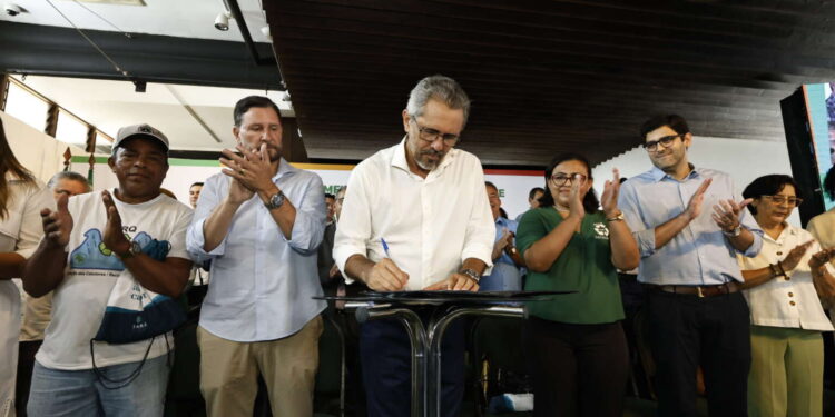 Com investimento superior a R$ 20 milhões, Governo do Ceará lança novo edital do Programa Auxílio Catador e realiza entregas