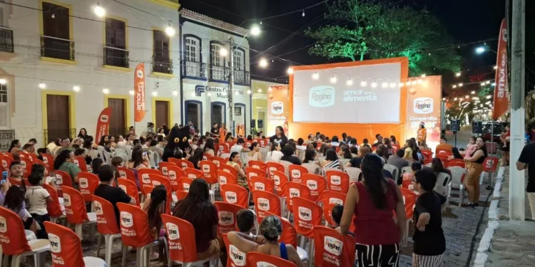 Cinema ao Ar Livre da Granja Regina movimenta Rua Grande em Aracati