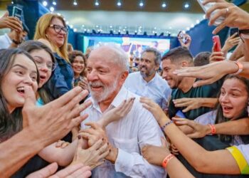 Lula entrega Carteiras Nacionais Docente e inicia nova etapa de obras do ITA no Ceará