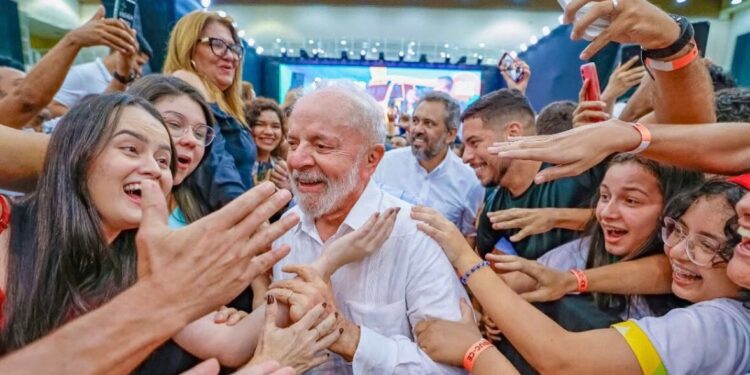 Lula entrega Carteiras Nacionais Docente e inicia nova etapa de obras do ITA no Ceará