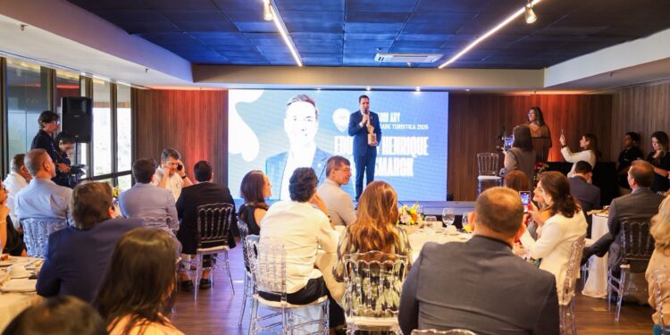 Secretário de Turismo Eduardo Bismarck é homenageado com o Troféu Habib Ary de Personalidade Turística 2025