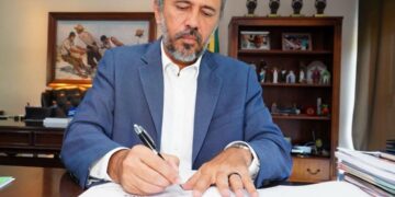 Governador Elmano de Freitas decreta ponto facultativo para o dia 26 de dezembro