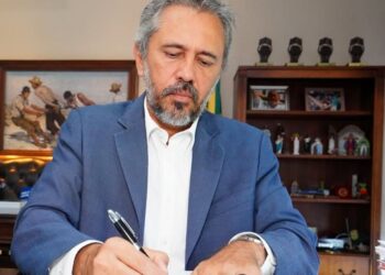 Governador Elmano de Freitas decreta ponto facultativo para o dia 26 de dezembro