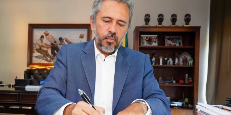 Governador Elmano de Freitas decreta ponto facultativo para o dia 26 de dezembro