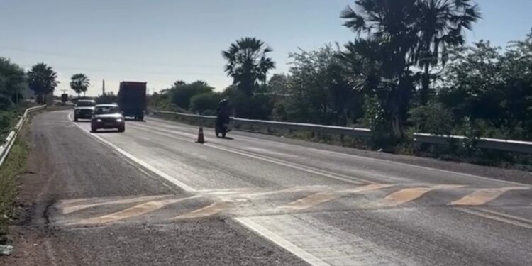 DNIT inicia retirada das lombadas na BR-304, em Aracati, e pede atenção dos motoristas