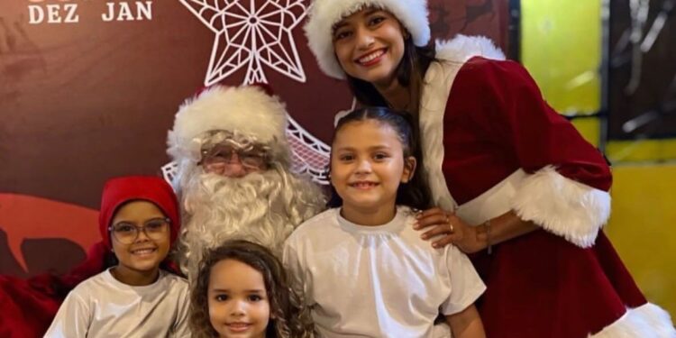 Canoa de Luz movimenta Rua Pé na Areia em Canoa Quebrada