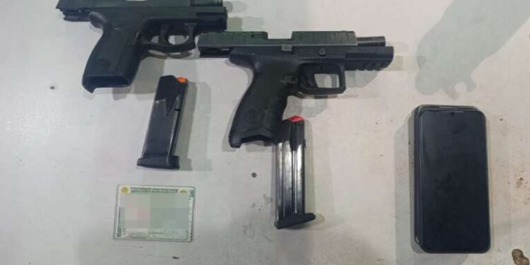 PMCE prende homem com duas armas de fogo durante fiscalização na CE-040, em Aracati