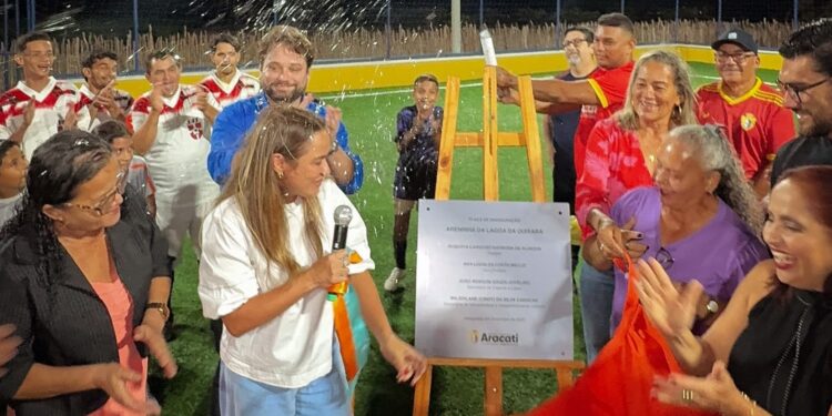 Aracati: Prefeita Roberta de Bismarck entrega Areninha na comunidade de Lagoa da Quixaba