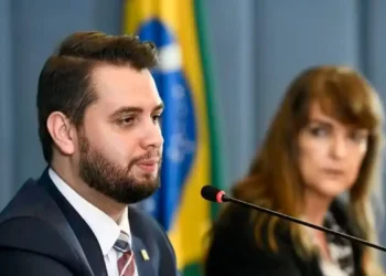 Polícia Federal prende ex-assessor de Bolsonaro, Filipe Martins, condenado pela trama golpista