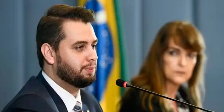 Polícia Federal prende ex-assessor de Bolsonaro, Filipe Martins, condenado pela trama golpista