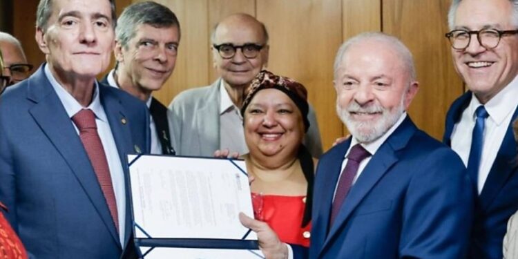 OMS entrega ao Brasil certificado de eliminação da transmissão vertical do HIV como problema de saúde pública