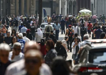 Mais de 8,6 milhões de brasileiros deixam a linha da pobreza