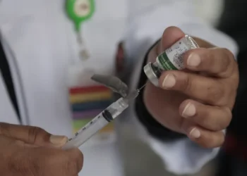 Ministro assina contrato para compra de vacina da dengue do Butantan