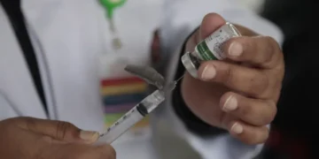 Ministro assina contrato para compra de vacina da dengue do Butantan