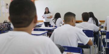 Governador Elmano garante reajuste de 5,4% no piso dos professores da rede estadual