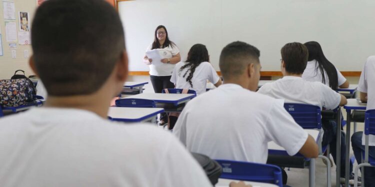 Governador Elmano garante reajuste de 5,4% no piso dos professores da rede estadual