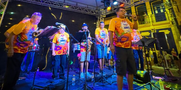 Chico de Janes movimentou Rua Grande com esquenta de pré-carnaval em Aracati