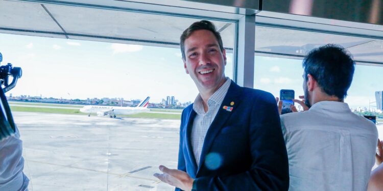 Secretário Eduardo Bismarck destaca sucesso da linha Fortaleza–Caiena e reforço da ligação aérea com Portugal