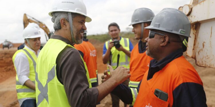 Com Fase 1 em 80% de execução, governador Elmano de Freitas vistoria obras da Transnordestina