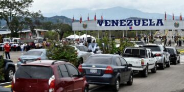 Fronteira entre Brasil e Venezuela é reaberta e fluxo volta ao normal em Roraima