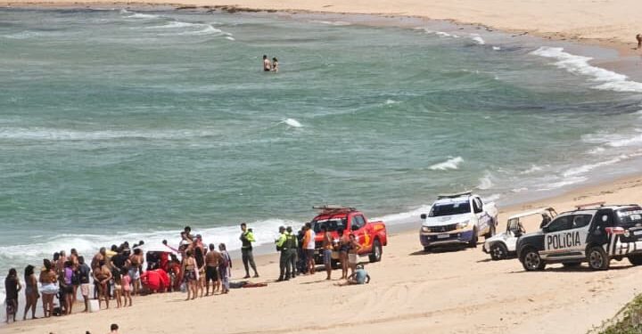 Bombeiros de Aracati atendem ocorrência de afogamento na praia de Canoa Quebrada