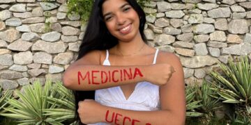 Jovem de Fortim é aprovada em Medicina pela UECE