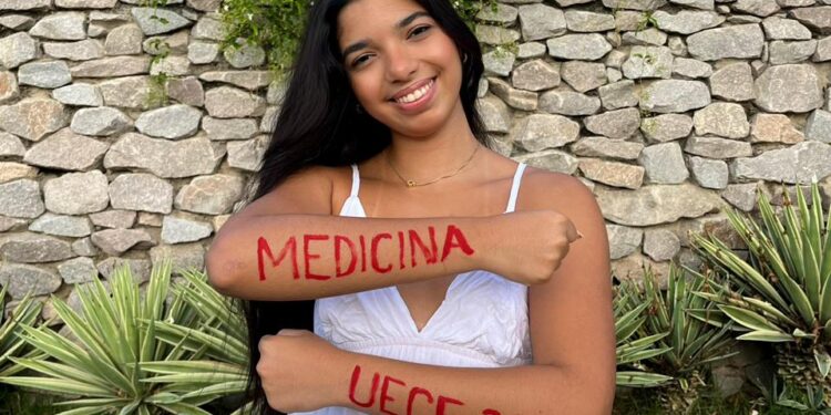 Jovem de Fortim é aprovada em Medicina pela UECE