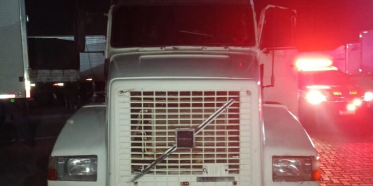 Polícia identifica caminhão envolvido em acidente que vitimou adolescente na BR-304, em Aracati