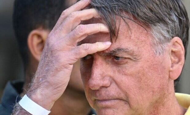 Michelle diz que Bolsonaro caiu e bateu a cabeça na PF durante a madrugada